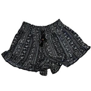 Patterned Shorts black and white ruffled floral